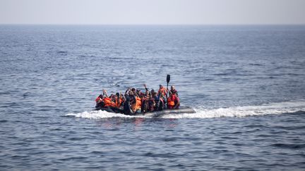 Des r&eacute;fugi&eacute;s syriens approchent de l'&icirc;le grecque de Lesbos, le 3 septembre 2015. (DIMITRIS MICHALAKIS / REUTERS)