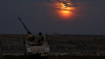 Même depuis son char, un combattant de l'armée syrienne libre observe la Lune, le 14 novembre 2016, près de Deraa (Syrie).&nbsp; (ALAA FAQIR / REUTERS)