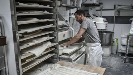 Un boulanger dans un établissement de la région parisienne, le 15 novembre 2022. (STEPHANE DE SAKUTIN / AFP)