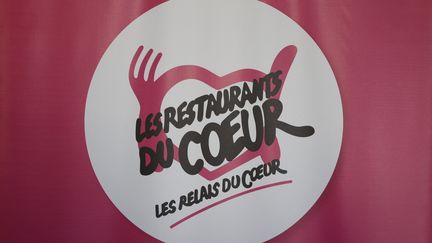 Le logo des restaurants du coeur, pris en photo le 5 septembre 2023 à Paris. (LUDOVIC MARIN / AFP)