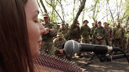 Sur le front, certains bataillons ukrainiens ont pu croiser la route d'un groupe de musiciens, qui se déplace auprès des soldats pour les soutenir et leur faire oublier, même brièvement, la brutalité des combats. (franceinfo)