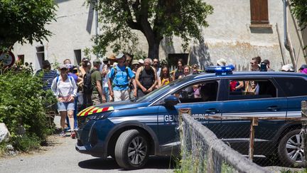 Des bénévoles et des gendarmes recherchent le petit Emile, âgé de deux ans et demi, au Vernet (Alpes-de-Haute-Provence), le 9 juillet 2023. (THIBAUT DURAND / HANS LUCAS / AFP)