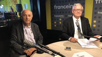 Jean-Hervé Lorenzi et Patrick Artus en studio à franceinfo le 5 juillet 2020, pour "Les débats de l'éco" (EMMANUEL CUGNY / FRANCEINFO / RADIO FRANCE)