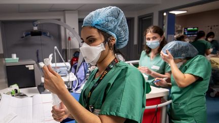 Des soignants dans une unité de soins intensifs à l'hôpital Louis-Mourier, à Colombes (Hauts-de-Seine), le 5 mai 2021. (ALAIN JOCARD / AFP)