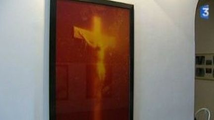 Le &quot;Piss Christ&quot; d&#039;Andres Serrano déchaîne les passions au Musée d&#039;Art Contemporain
 (Culturebox)