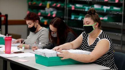 Le personnel des bureaux de vote du comté de Lehigh, en Pennsyvanie, recompte les bulletins par correspondance, le 4 novembre 2020. (RACHEL WISNIEWSKI / REUTERS)