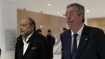 Le maire de Levallois-Perret (Hauts-de-Seine) arrive au tribunal de Paris, mardi 14 mai 2019, en compagnie de son avocat Eric Dupond-Moretti (à gauche). (MEHDI TAAMALLAH / NURPHOTO / AFP)