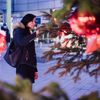 Christelle s'arrête devant un sapin lors d'une promenade avec sa fille de 6 ans dans les rues de Saint-Nazaire (Loire-Atlantique), le 28 novembre 2021. (PIERRE MOREL / FRANCEINFO)