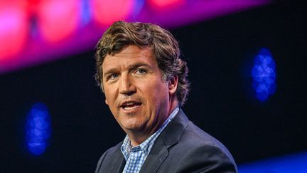 Le présentateur Tucker Carlson s'exprime lors de la conférence "Turning Point Action USA" à West Palm Beach, en Floride, le 15 juillet 2023. (GIORGIO VIERA / AFP)