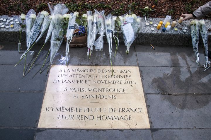 Une plaque commémorative en honneur des victimes des attentats de Paris,&nbsp;sur la place de la République, à Paris, le 10 janvier 2016. (ROLLINGER-ANA / ONLY FRANCE / AFP)