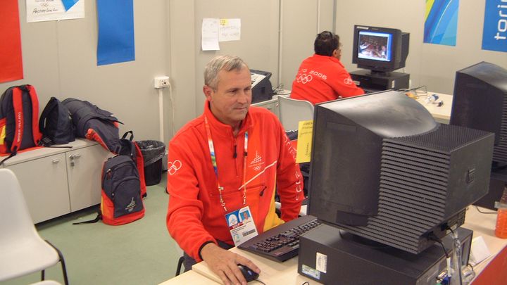 Ernest lors de l'une de ses missions bénévoles aux Jeux olympiques d'hiver à Turin (Italie), en 2006. (Ernest Peterson)