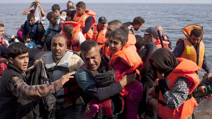 Des r&eacute;fugi&eacute;s syriens d&eacute;barquent sur l'&icirc;le grecque de Lesbos le 3 septembre 2015. (DIMITRIS MICHALAKIS / REUTERS)