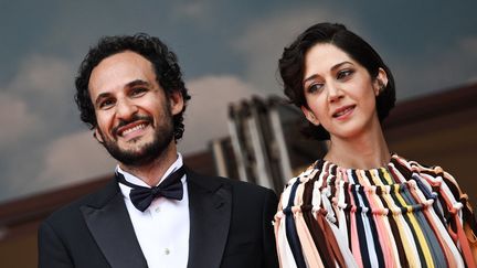 Ali Abbasi, accompagné de son actrice Zar Amir-Ebrahimi, ne peut contenir sa joie de présenter son second film "Holy Spider" au plus grand festival de cinéma du monde. Le premier fut "Border" en 2018 où le réalisateur a été primé du prix Un Certain Regard.&nbsp; (LOIC VENANCE / AFP)