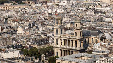 L'église Saint-Sulpice où se tiendra, lundi 30 septembre, le service solennel en hommage à Jacques Chirac.&nbsp; (THOMAS SAMSON / AFP)