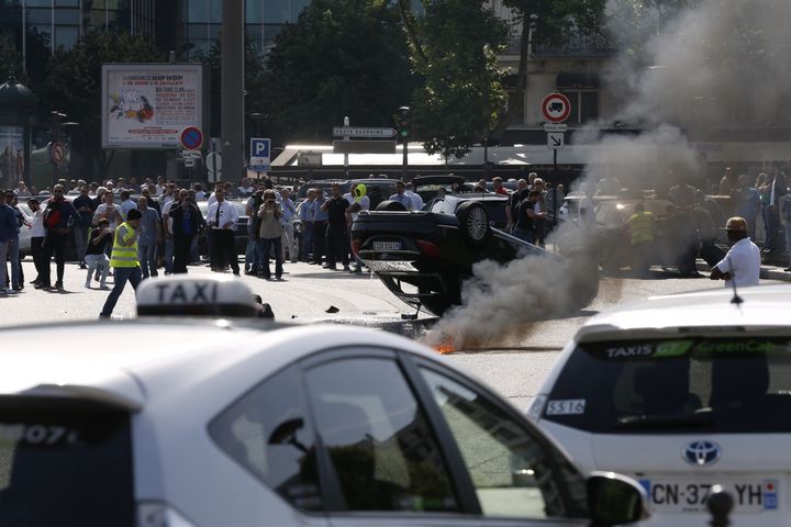 Des chauffeurs de taxi manifestent contre UberPop porte Maillot, à Paris le 25 juin 2015. (THOMAS SAMSON / AFP)