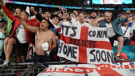 Les supporters anglais à Wembley, après la victoire de l'Angleterre face au Danemark en demi-finale de l'Euro le 7 juillet (2-1 a.p). (PAUL ELLIS / POOL / AFP)