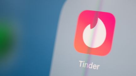 Le logo Tinder sur un smartphone. (MARTIN BUREAU / AFP)