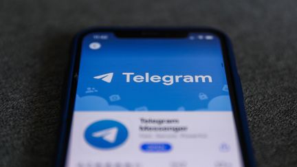 Le logo de Telegram s'affiche sur un écran de téléphone, le 1er décembre 2020, à Cracovie (Pologne). (JAKUB PORZYCKI / NURPHOTO)