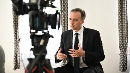 L'ambassadeur américain en Hongrie David Pressman interviewé à Beregdaroc (Hongrie), le 3 mai 2023. (ATTILA KISBENEDEK / AFP)