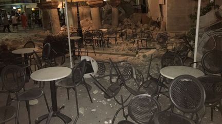 La terrasse de ce restaurant n'a pas résisté à la secousse survenue sur l'île de Kos (Grèce), le 21 juillet 2017. (SOCIAL MEDIA / X04130)