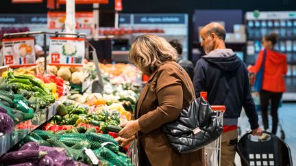 Clients d'un supermarché à Toulouse, le 20 mars 2024. L'alimentation est le secteur dans lequel le ralentissement de l'inflation est le plus marqué.  (ADRIEN NOWAK / HANS LUCAS / AFP)