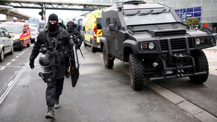 Un homme du Raid à l'aéroport d'Orly (Val-de-Marne), le 18 mars 2017. (BENJAMIN CREMEL / AFP)