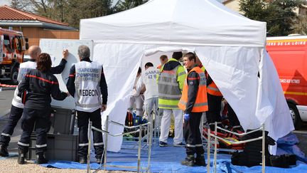 Exercice de la sécurité civile à Beauregard (Ain) en 2019. Les poste médical avancé réparti les "victimes" selon la nature des blessures, UA pour urgence absolue, AR pour urgence relative (photo d'illustration). (FRÉDÉRIC CHAMBERT / MAXPPP)