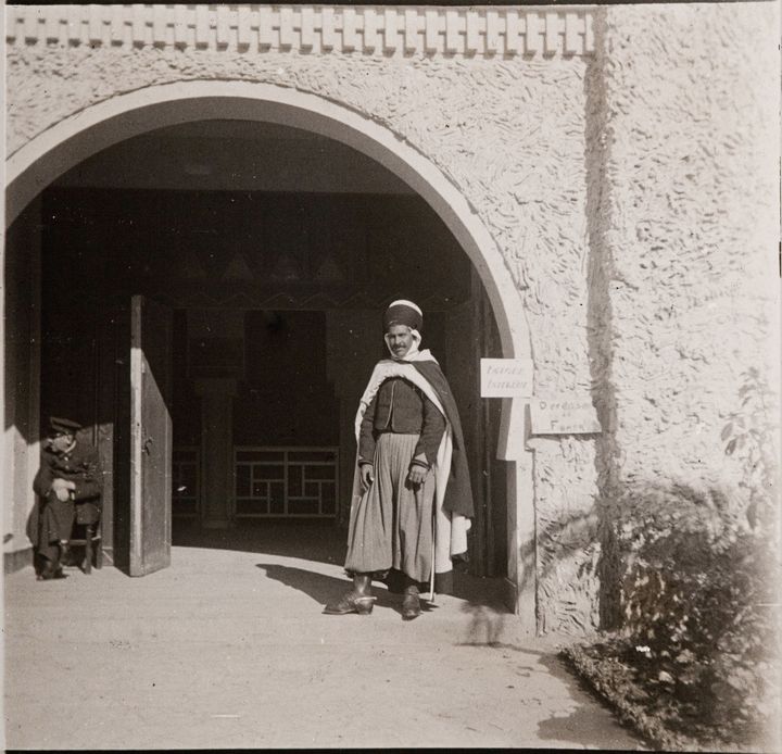 Exposition coloniale de 1931 : spahi d'Algérie en faction. (Armance/Leemage / AFP)