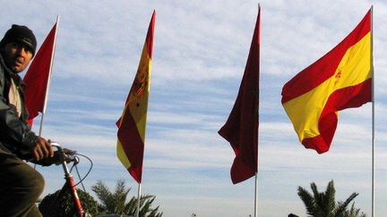 Drapeaux marocains et espagnols déployés à l'occasion de la visite du Roi Juan Carlos d'Espagne au Maroc en 2005. (PIERRE-PHILIPPE MARCOU / AFP)