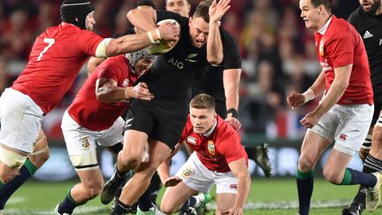 Israel Dagg cerné par la défense des Lions (PETER PARKS / AFP)