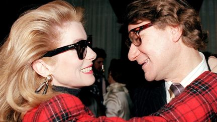 Catherine Deneuve et Yves Saint Laurent le 28 janvier 1987 après le défilé printemps-été
 (PIERRE GUILLAUD / AFP)