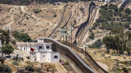 La frontière qui sépare le Maroc et l'enclave espagnole de Melilla, le 25 juin 2022. (FADEL SENNA / AFP)