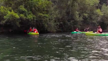 La Sorgue, une rivière majestueuse du Vaucluse, recèle plein de petits coins cachés.&nbsp;Pour les découvrir, rien de mieux que de partir s’y aventurer en canoë par exemple. (FRANCE 2)