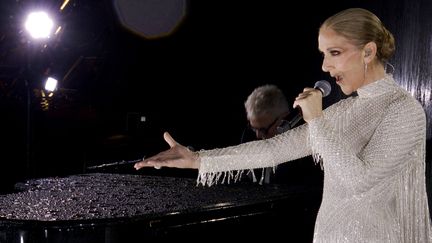 La chanteuse canadienne Céline Dion, au premier étage de la tour Eiffel, à la cérémonie d'ouverture des JO de Paris 2024, le vendredi 26 juillet 2024. (POOL / OLYMPIC BROADCASTING SERVICES / AFP)