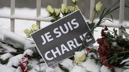 Une pancarte "Je suis Charlie" pos&eacute;e devant l'ambassade de France &agrave; Moscou, le 9 janvier 2015. (MAKSIM BLINOV / RIA NOVOSTI / AFP)