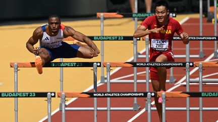 Wilhem Belocian lors des séries du 110 mètres haies des Mondiaux d'athlétisme à Budapest, le 20 août 2023. (FERENC ISZA / AFP)