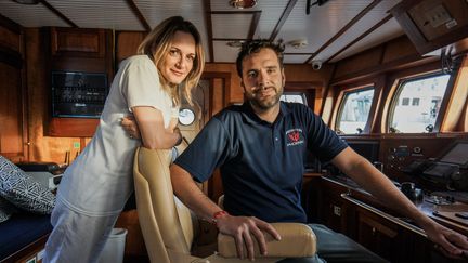 Regina et Christopher Catrambone prennent la pose &agrave; bord du "Ph&oelig;nix", le 13 octobre 2014 dans le port de La Valette (Malte). (GILES CLARKE / GETTY IMAGES EUROPE)