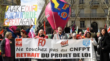 Des manifestants protestent contre le projet de réforme de la fonction publique, à Paris, le 27 mars 2019. (BERTRAND GUAY / AFP)