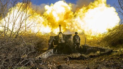 Un soldat ukrainien d'une unité d'artillerie tire en direction des positions russes à l'extérieur de Bakhmut (Ukraine), le 8 novembre 2022.&nbsp; (BULENT KILIC / AFP)