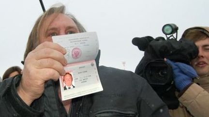 Gérard Depardieu montrant son passeport russe le 6 janvier (CAROLINE LARSON / AFP)