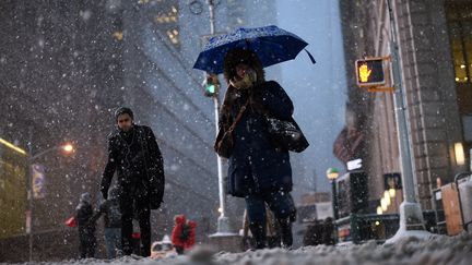 La neige tombe sur Times Square, &agrave; New York (Etats-Unis), lundi 26 janvier 2015. (JEWEL SAMAD / AFP)