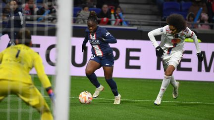 Sandy Baltimore (PSG) et Wendy Renard (OL), lors d'un match&nbsp;de championnat D1 Arkema, au stade Groupama de Lyon,&nbsp;le 11 décembre 2022. (MOURAD ALLILI / MAXPPP)