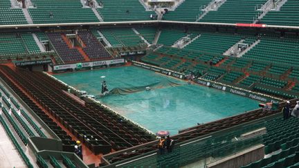 Le court Philippe-Chatrier vide sous la pluie