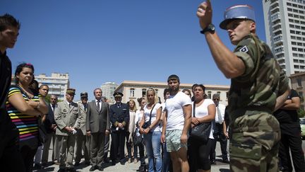 Gérard Longuet, alors ministre de la Défense, assiste à un atelier lors d'une Journée Défense Citoyyeneté (JDC) dans la caserne d'Adéoud à Marseille (Bouches-du-Rhône), le 30 juin 2011. (BERTRAND LANGLOIS / AFP)