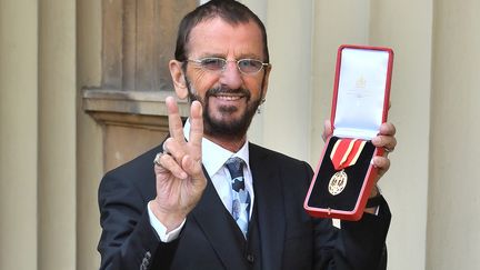 Le V de la victoire pour Ringo Starr anobli
 (John Stillwell)