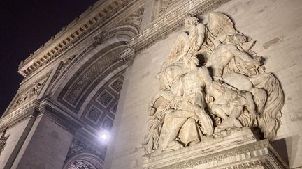 Lors de la visite contée organisée par le Centre des Monuments Nationaux, la guide raconte aux enfants les légendes mythologiques de personnages sculptés sur l'Arc de Triomphe, à l'image de la déesse Athéna. (INGRID POHU / RADIOFRANCE)