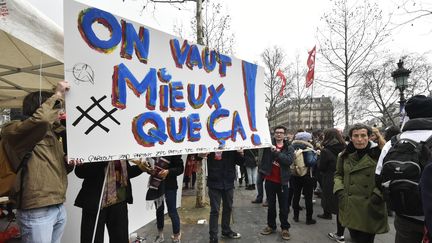 Des manifestants contre le projet de réforme du Code du travail, le 9 mars 2016, place de la République à Paris. (DOMINIQUE FAGET / AFP)