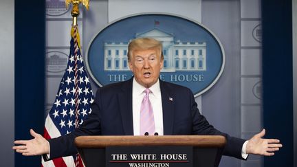 Donald Trump, le 10 avril 2020 lors d'un briefing sur le coronavirus à la Maison blanche à Washington. (JIM WATSON / AFP)