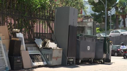 Des encombrants abandonnés sur un trottoir d'un quartier de Nice&nbsp;&nbsp; (E. Patricio / France Télévisions)