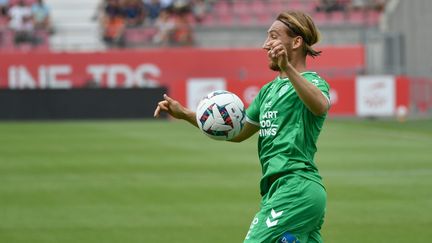 Victor Lobry lors du match entre Dijon et Saint-Etienne, le 30 juillet 2022. (CHARLY JURINE PRO / MAXPPP)